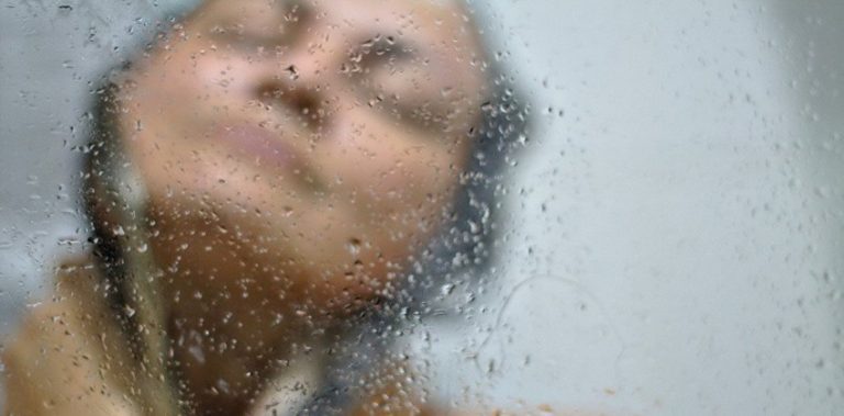 هل تختلف فوائد الاستحمام بالماء الساخن عن البارد