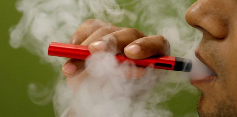 العلماء يكشفون العلاقة بين دخان السجائر الإلكترونية وسرطان الرئة