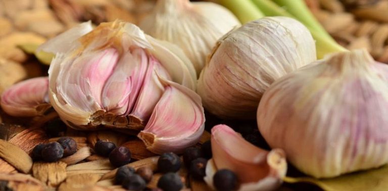 تناول البصل والثوم يقي النساء من مرض خطير
