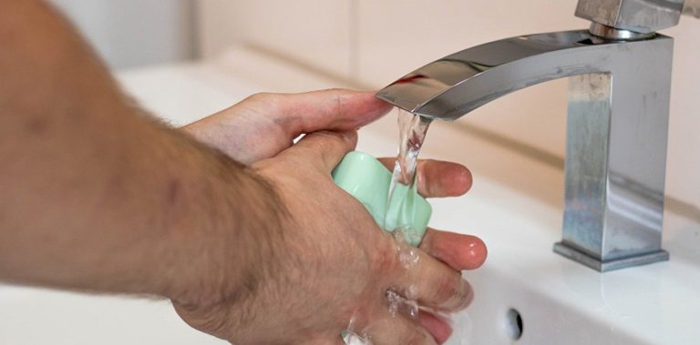 احذر الإنفلونزا بين أصابعك… بعض طرق غسل الأيدي خطيرة