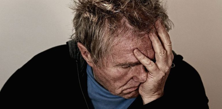 دراسة اقتصادية: الإنسان يصل إلى ذروة البؤس في هذه المرحلة من عمره